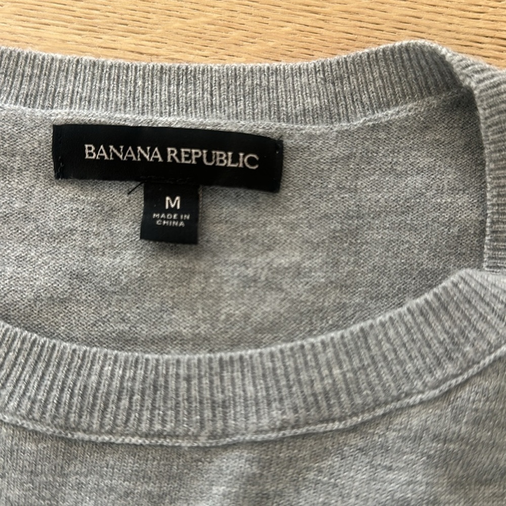 Merino wool banana republic gray pom pom sweater women’s M - Picture 3 of 6